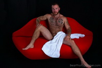 Projet WhiteTowelMEN - Prise de vue en studio Stocky Muscle Bear - Photographie de projet masculin